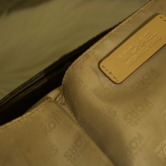 Michael Kors Fulton Messenger - Picture 5 of 16
